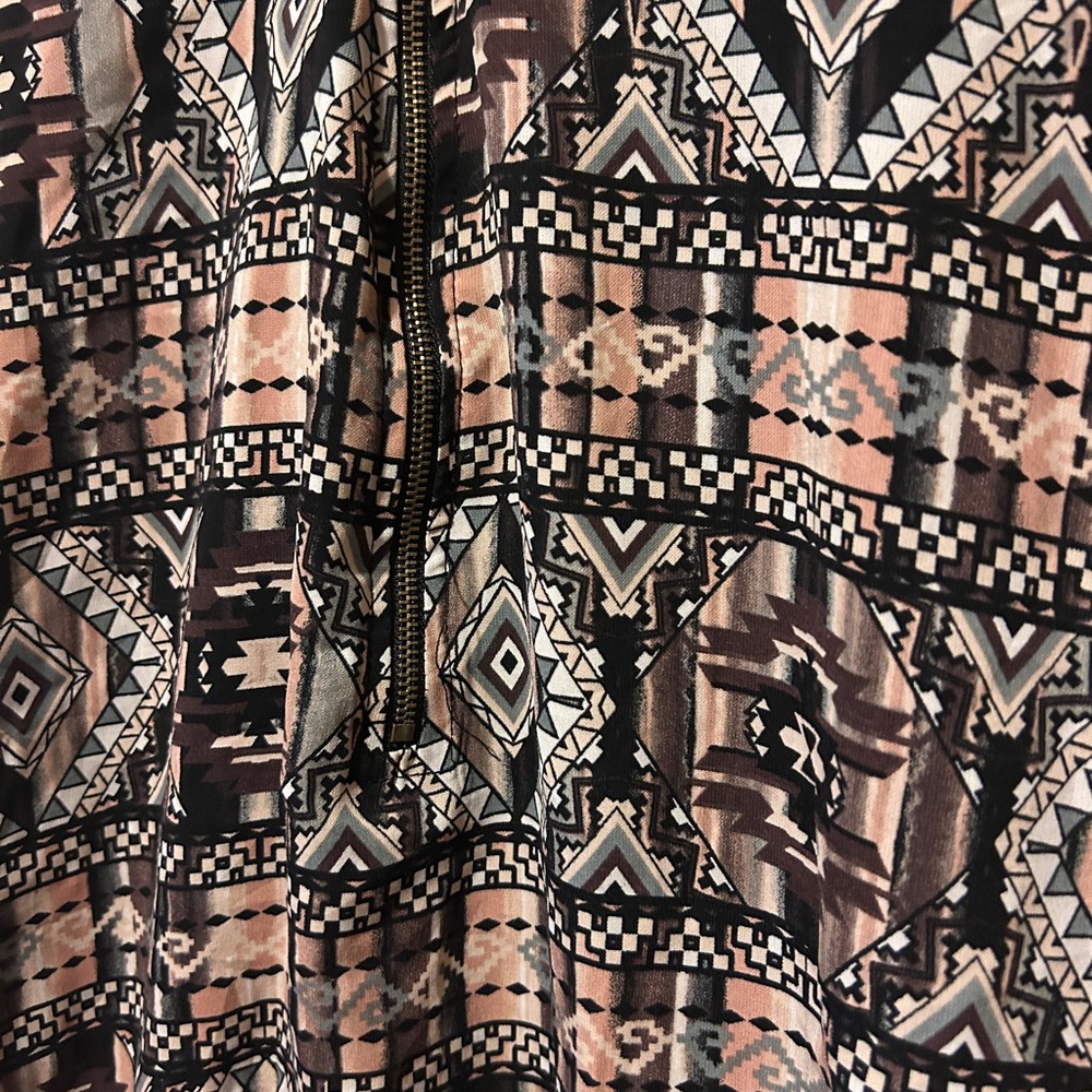 Faith & Joy Adjustable v-neck zip front tunic. Pretty pinkish pattern - Picture 4 of 4
